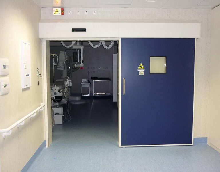 Porta automatica ospedaliera con oblò in vetro